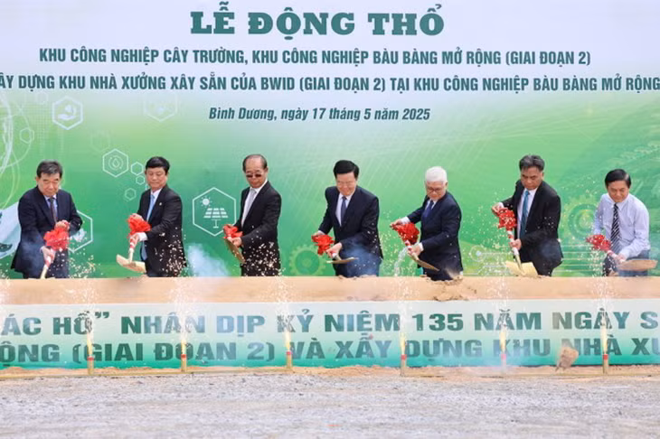 Phó Thủ tướng Mai Văn Chính cùng lãnh đạo tỉnh Bình Dương thực hiện nghi thức khởi công hai khu công nghiệp