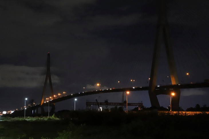 Cầu Cần Thơ về đêm thiếu ánh sáng