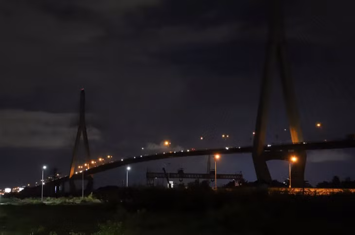 Cầu Cần Thơ về đêm thiếu ánh sáng