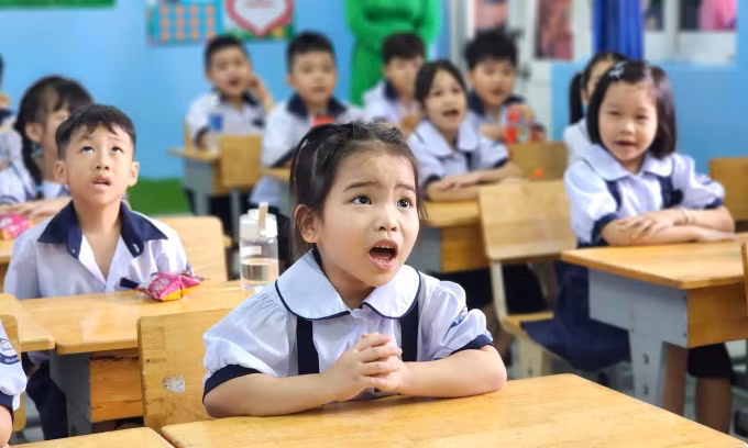 Học sinh lớp 1 trường Tiểu học Đặng Trần Côn, quận 4 Học sinh lớp 1 trường Tiểu học Đặng Trần Côn, quận 4