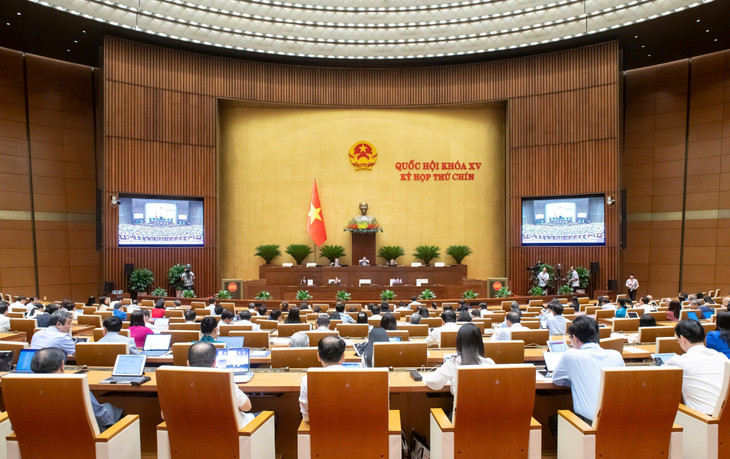 Quốc hội thảo luận ở hội trường về Dự án Luật Cán bộ, công chức (sửa đổi)