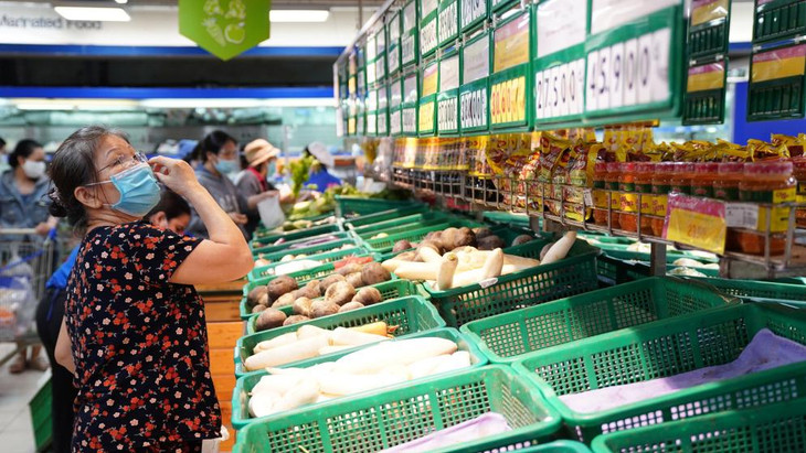 Người dân mua sắm tại siêu thị Co.opmart trên đường Nguyễn Kiệm (quận Phú Nhuận). Người dân mua sắm tại siêu thị Co.opmart trên đường Nguyễn Kiệm (quận Phú Nhuận).