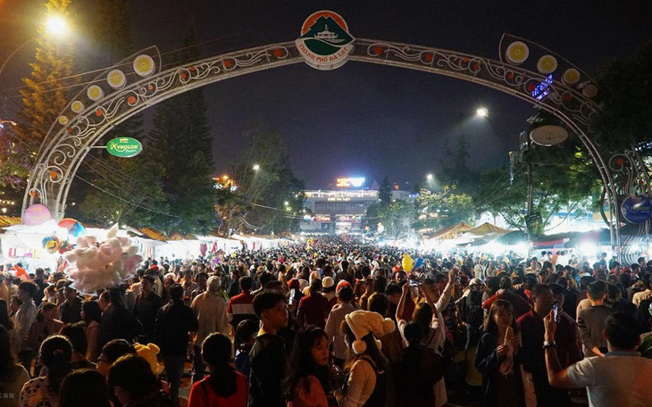 Du khách đến chợ đêm Đà Lạt năm 2019 Du khách đến chợ đêm Đà Lạt năm 2019