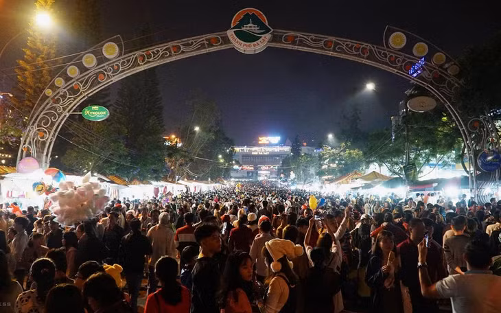 Du khách đến chợ đêm Đà Lạt năm 2019