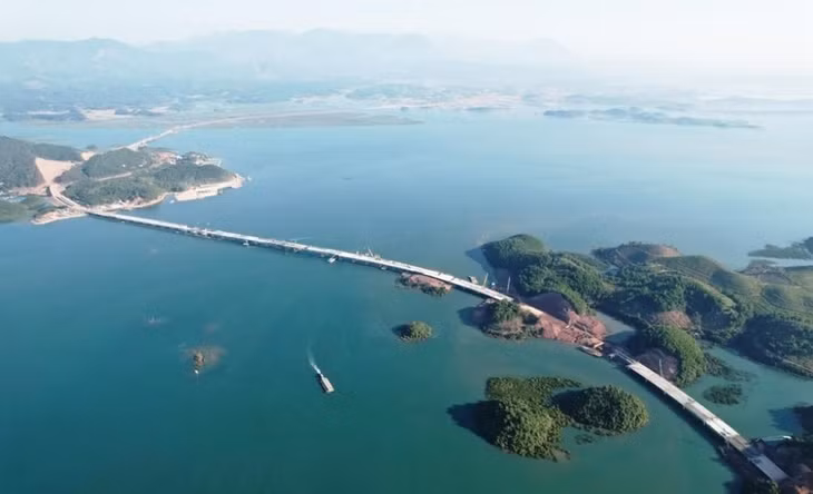 Cầu Vân Tiên là cây cầu vượt biển dài nhất ở Quảng Ninh nằm trên tuyến cao tốc Vân Đồn - Móng Cái