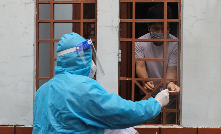 Tổ quân y cơ động ở Phường 11, quận Bình Thạnh hướng dẫn người dân tự lấy mẫu và test nhanh Covid-19