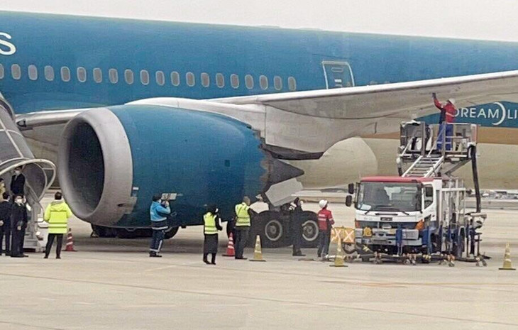 Máy bay B787-868 kiểm tra kỹ thuật tại sân bay Fukuoka