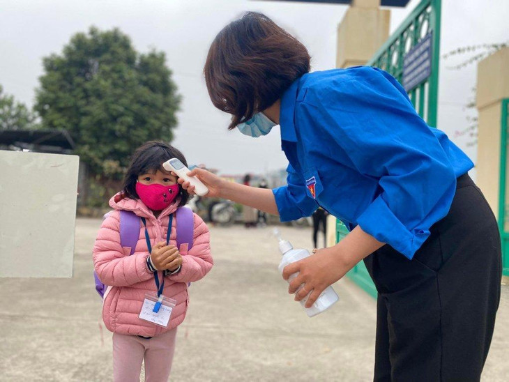 Học sinh lớp 1 ở Mê Linh đến trường sáng 6/1