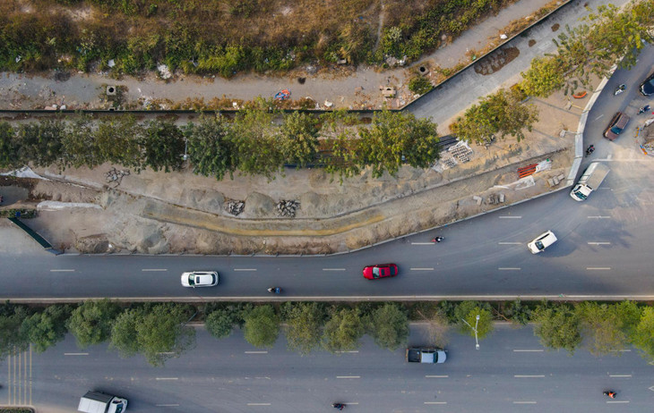 Đơn vị thi công rào toàn bộ 2 làn xe hỗn hợp và 1,5 làn xe cơ giới. Xe cộ đi hướng Vành đai 3 - Hà Đông phải di chuyển ở 1,5 làn còn lại.