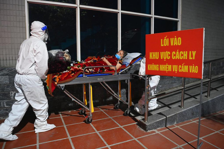 Nhân viên y tế Trung tâm cấp cứu 115 Hà Nội chuyển bệnh nhân F0 đến nơi điều trị