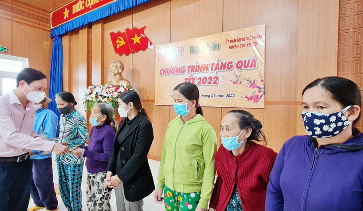 PGS. TS Phạm Minh Anh – Hiệu trưởng Trường Đào tạo cán bộ Lê Hồng Phong trao quà Tết Nhâm Dần 2022 cho các hộ nghèo huyện Duy Xuyên. Ảnh: Tường Lâm