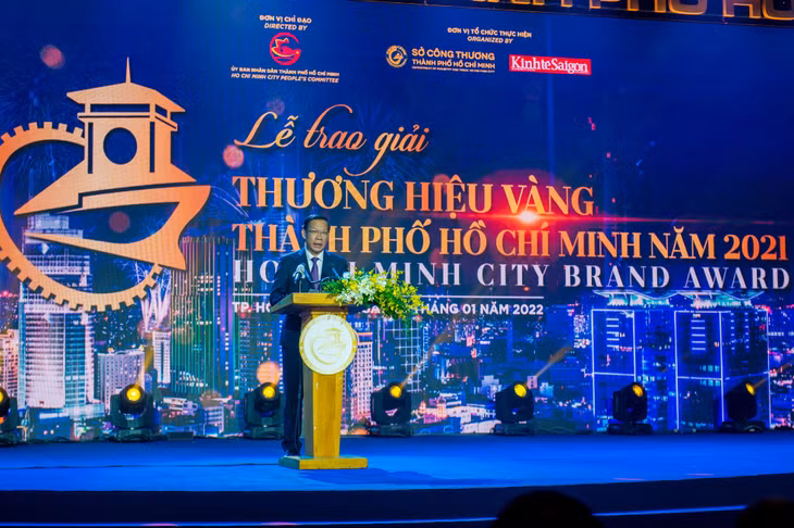 Ông Phan Văn Mãi - Chủ tịch UBND TP.HCM hy vọng những thương hiệu được tôn vinh sẽ ngày càng phát triển và tỏa sáng hơn nữa, góp phần thúc đẩy kinh tế thành phố bền vững Ông Phan Văn Mãi - Chủ tịch UBND TP.HCM hy vọng những thương hiệu được tôn vinh sẽ ngày càng phát triển và tỏa sáng hơn nữa, góp phần thúc đẩy kinh tế thành phố bền vững