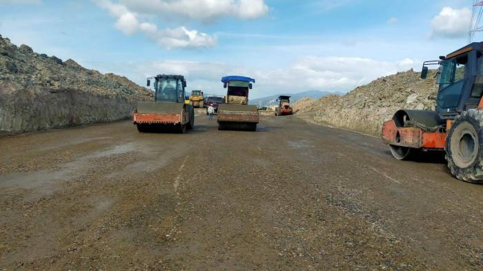 Trong những ngày cả nước nghỉ lễ Tết Dương lịch, công nhân trên công trường cao tốc Vĩnh Hảo - Phan Thiết vẫn thi công để bù tiến độ. Trong những ngày cả nước nghỉ lễ Tết Dương lịch, công nhân trên công trường cao tốc Vĩnh Hảo - Phan Thiết vẫn thi công để bù tiến độ.