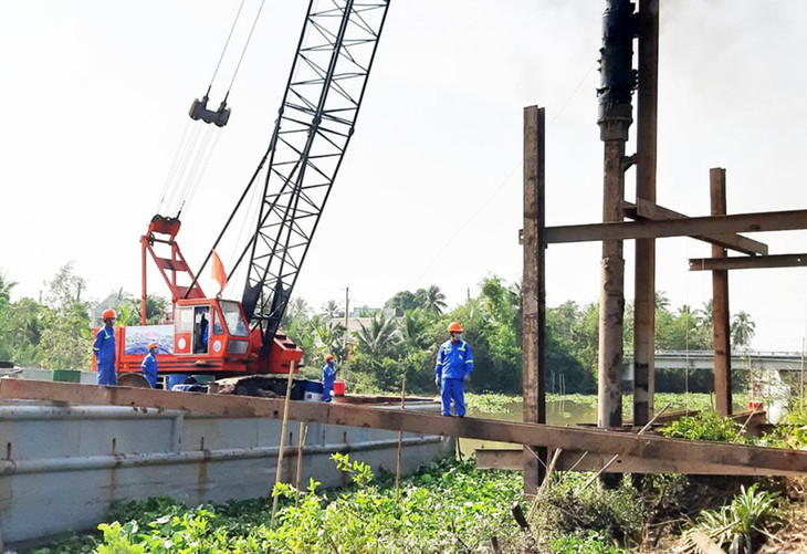 Công nhân thi công tại cống Phú Phong