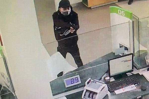 Nghi phạm dùng vật giống súng chĩa thẳng vào nhân viên nhân hàng để khống chế lấy tiền Nghi phạm dùng vật giống súng chĩa thẳng vào nhân viên nhân hàng để khống chế lấy tiền