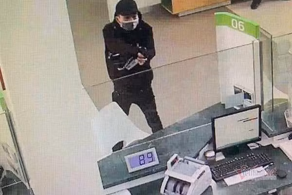 Nghi phạm dùng vật giống súng chĩa thẳng vào nhân viên nhân hàng để khống chế lấy tiền