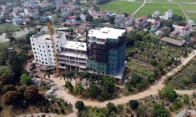 Trong năm 2022, UBND TP Hà Nội kiểm tra thi hành pháp luật về xử lý vi phạm hành chính lĩnh vực TTXD đối với UBND 5 quận, huyện, thị xã: Thanh Xuân, Tây Hồ, Nam Từ Liêm, Bắc Từ Liêm, Sơn Tây. Trong ảnh: Dù chỉ được cấp phép xây nhà trên khu đất ở nhưng chủ đầu tư công trình tại thôn Đồi Vua (xã Sơn Đông, thị xã Sơn Tây, Hà Nội) ngang nhiên xây thêm công trình có quy mô &quot;khủng&quot; cao đến 9 tầng trên đất trồng cây lâu năm.
