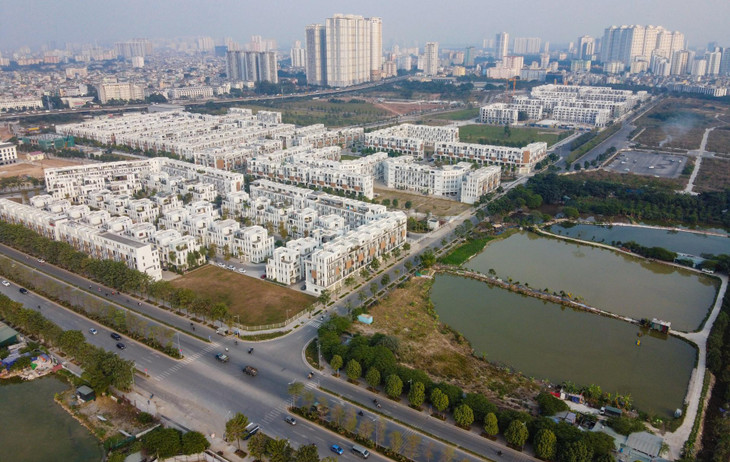 Trong khi dự án đường chưa hoàn thiện, mảnh đất đối ứng cạnh đó đã được chủ đầu tư xây các lô nhà biệt thự, liền kề với giá bán hàng chục tỷ đồng/căn.