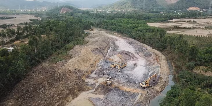 Khu vực khai thác đất sét trái phép tại suối Quán Vuông, xã Bình Khê (thị xã Đông Triều)