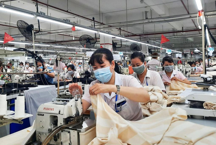 Công nhân nhà máy Nobland Việt Nam (Quận 12) trong giờ sản xuất Công nhân nhà máy Nobland Việt Nam (Quận 12) trong giờ sản xuất