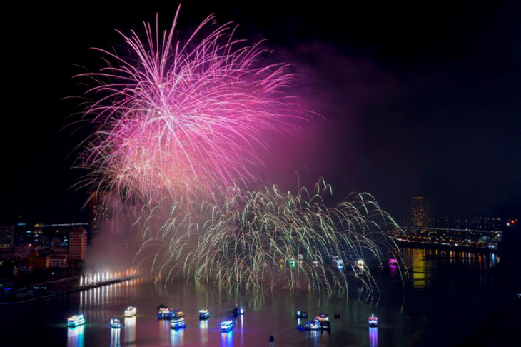 Pháo hoa đội Đà Nẵng tại đêm khai mạc Lễ hội pháo hoa quốc tế Đà Nẵng 2025