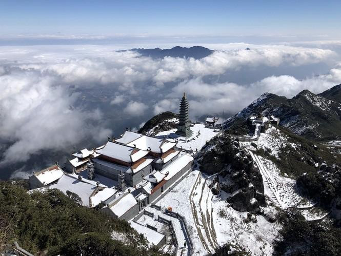 Lộng lẫy cảnh tuyết phủ siêu dày trên đỉnh Fansipan cuối năm