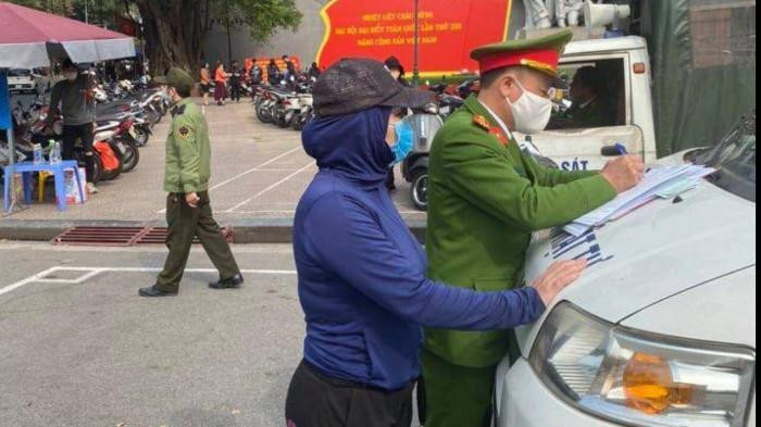 Cảnh sát lập biên bản xử phạt chủ bãi xe Lê Lan Anh vi phạm &quot;chặt chém&quot; khách trên địa bàn quận Hoàn Kiếm, TP.Hà Nội