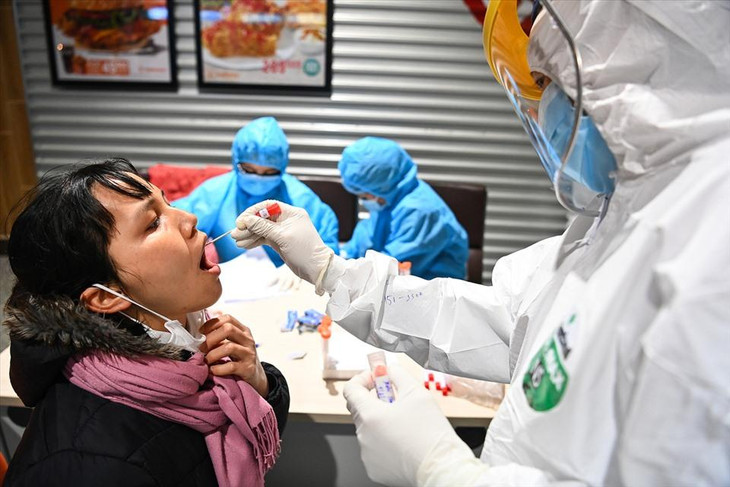 Xét nghiệm COVID-19 cho cán bộ, nhân viên sân bay Nội Bài