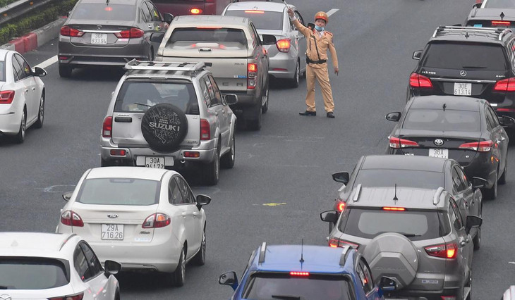 CSGT bố trí nhiều chốt để phân luồng phương tiện, giảm ùn tắc