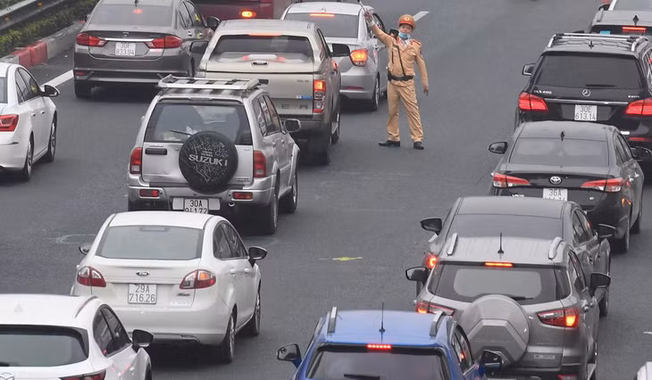 CSGT bố trí nhiều chốt để phân luồng phương tiện, giảm ùn tắc