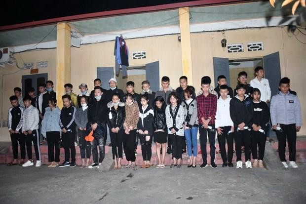 Các thanh niên vượt chốt tại ga Dụ Nghĩa, An Dương, Hải Phòng