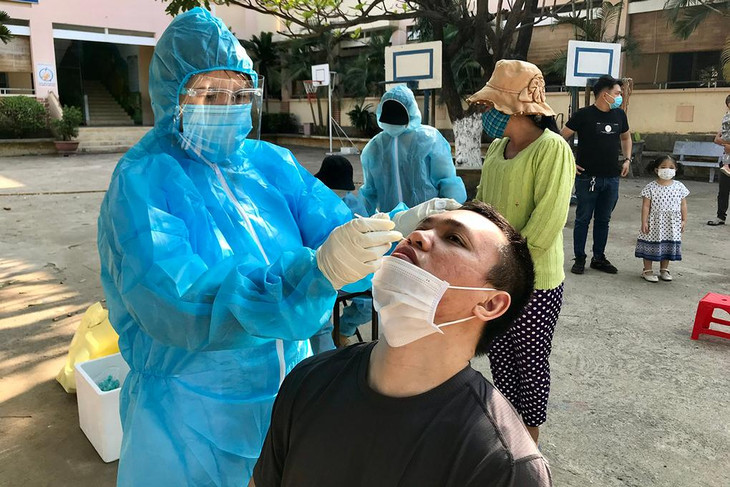 Cán bộ y tế lấy mẫu xét nghiệm người dân phường Đoàn Kết, thị xã Ayun Pa