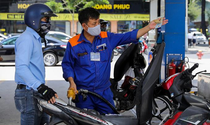 Người dân đổ xăng ở góc đường Trần Cao Vân - Hai Bà Trưng