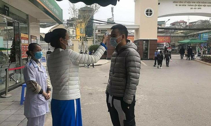 Đo thân nhiệt cho người vào Bệnh viện Bạch Mai