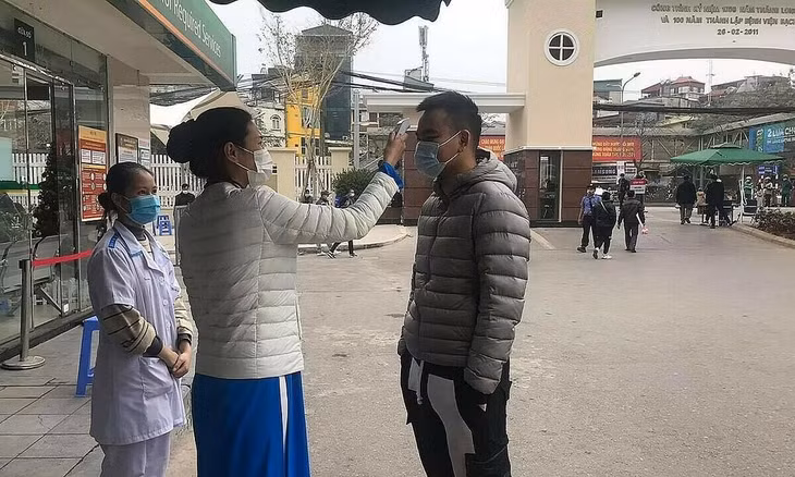Đo thân nhiệt cho người vào Bệnh viện Bạch Mai