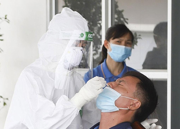 Lấy mẫu xét nghiệm cho công nhân Cẩm Giàng - ổ dịch phức tạp nhất Hải Dương hiện nay