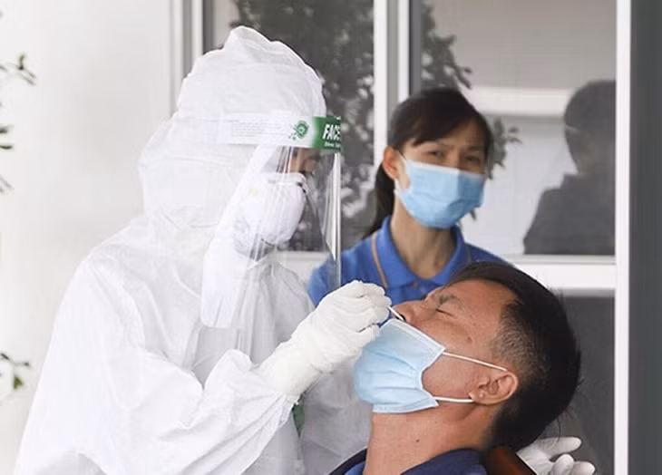 Lấy mẫu xét nghiệm cho công nhân Cẩm Giàng - ổ dịch phức tạp nhất Hải Dương hiện nay
