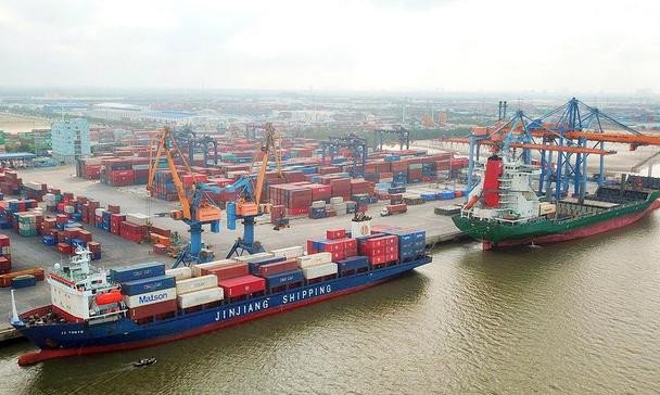 Cảng biển Việt Nam được xông đất bằng hàng loạt tàu lớn đầu năm