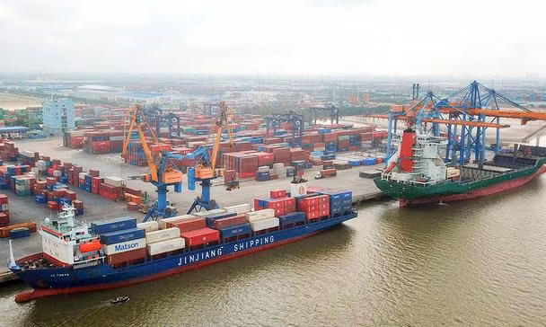 Cảng biển Việt Nam được xông đất bằng hàng loạt tàu lớn đầu năm