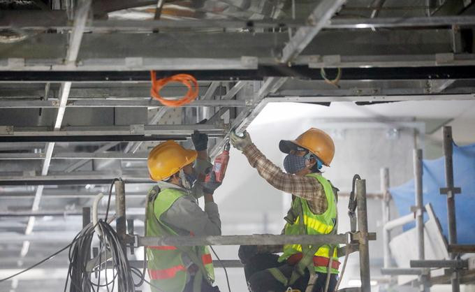 Công nhân thi công tại ga Ba Son dự án Metro số 1