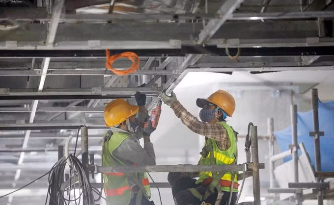 Công nhân thi công tại ga Ba Son dự án Metro số 1