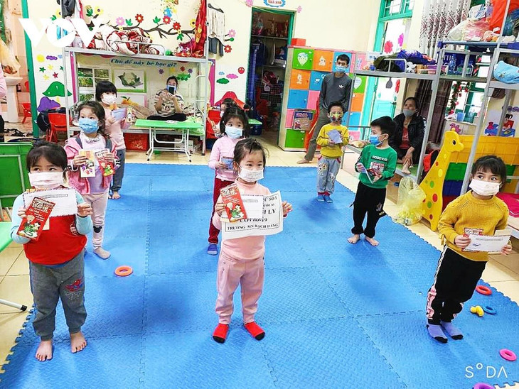 Các cháu mầm non Bạch Đằng nhận mừng tuổi trong khu cách ly