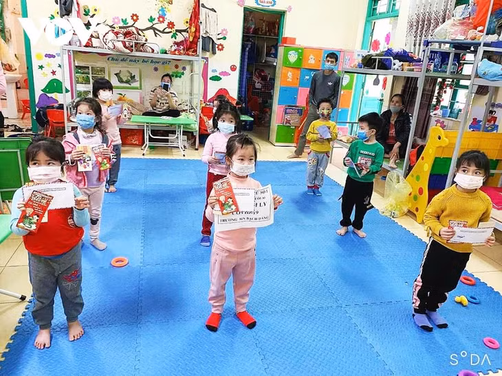 Các cháu mầm non Bạch Đằng nhận mừng tuổi trong khu cách ly