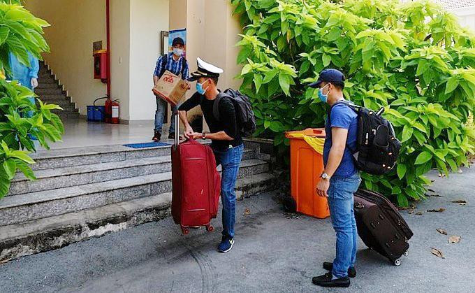 Hành khách vào khu cách ly tập trung khi về TP HCM Tết Nguyên đán