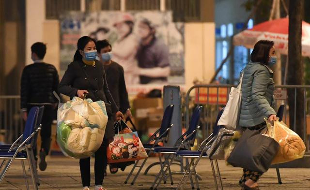 15 học sinh và 13 phụ huynh trường Tiểu học Xuân Phương được rời khu cách ly về nhà