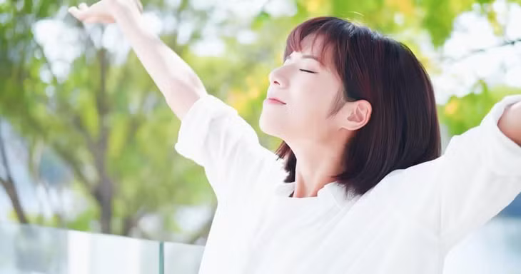 Nên tranh thủ không khí trong lành buổi sáng, khi tập thể dục thì thực hiện động tác "thở mạnh hít sâu"