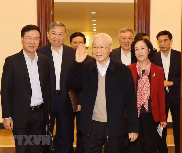 Tổng Bí thư, Chủ tịch nước Nguyễn Phú Trọng và các đồng chí Bộ Chính trị, Ban Bí thư đến dự phiên họp. Ảnh: TTXVN