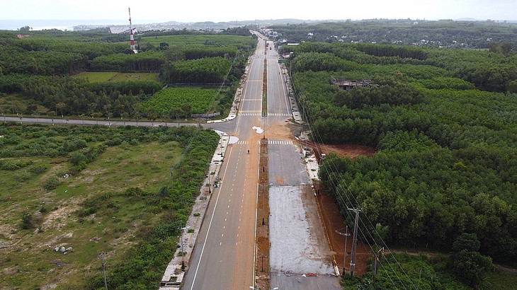 Một dự án hạ tầng đang được thi công hoàn thành trong Khu kinh tế Dung Quất