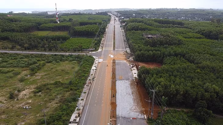 Một dự án hạ tầng đang được thi công hoàn thành trong Khu kinh tế Dung Quất