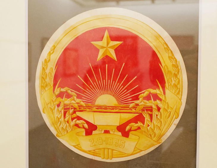 Một phác thảo mẫu Quốc huy Việt Nam của họa sĩ Bùi Trang Chước được trưng bày tại Bảo tàng Mỹ thuật Việt Nam Một phác thảo mẫu Quốc huy Việt Nam của họa sĩ Bùi Trang Chước được trưng bày tại Bảo tàng Mỹ thuật Việt Nam
